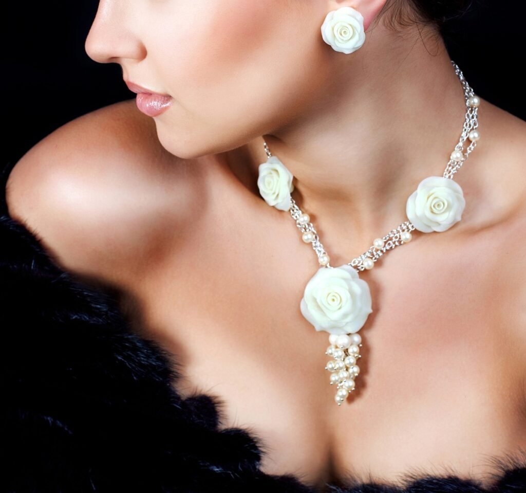 How to Pick Jewelry for a Cocktail Party